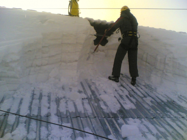 Нормы требования и ответственность по очистке крыши от снега