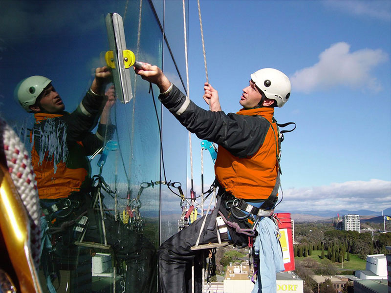 Как промышленные альпинисты моют окна в высотных зданиях